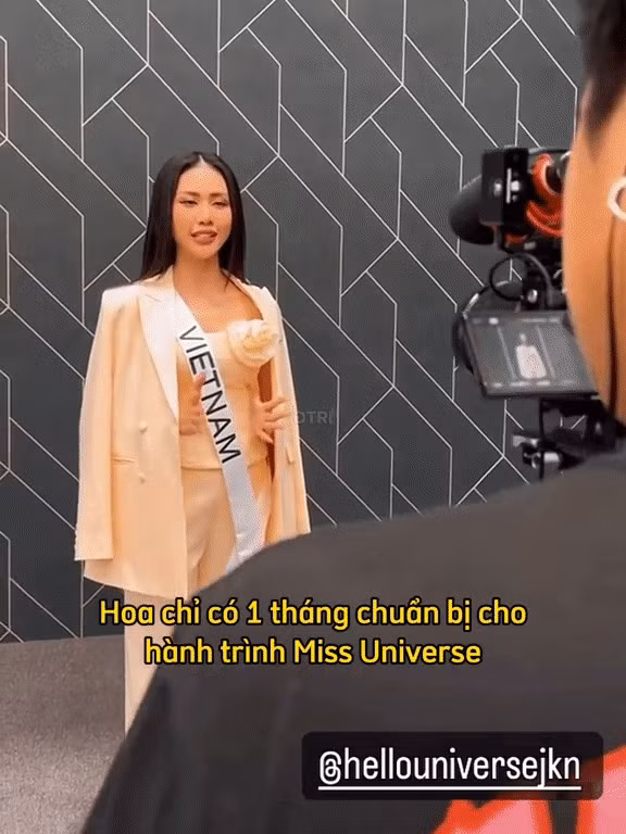 Nàng hậu nói tiếng Việt trong cuộc thi cũng bị vấp, khiến khán giả khó cảm thông.