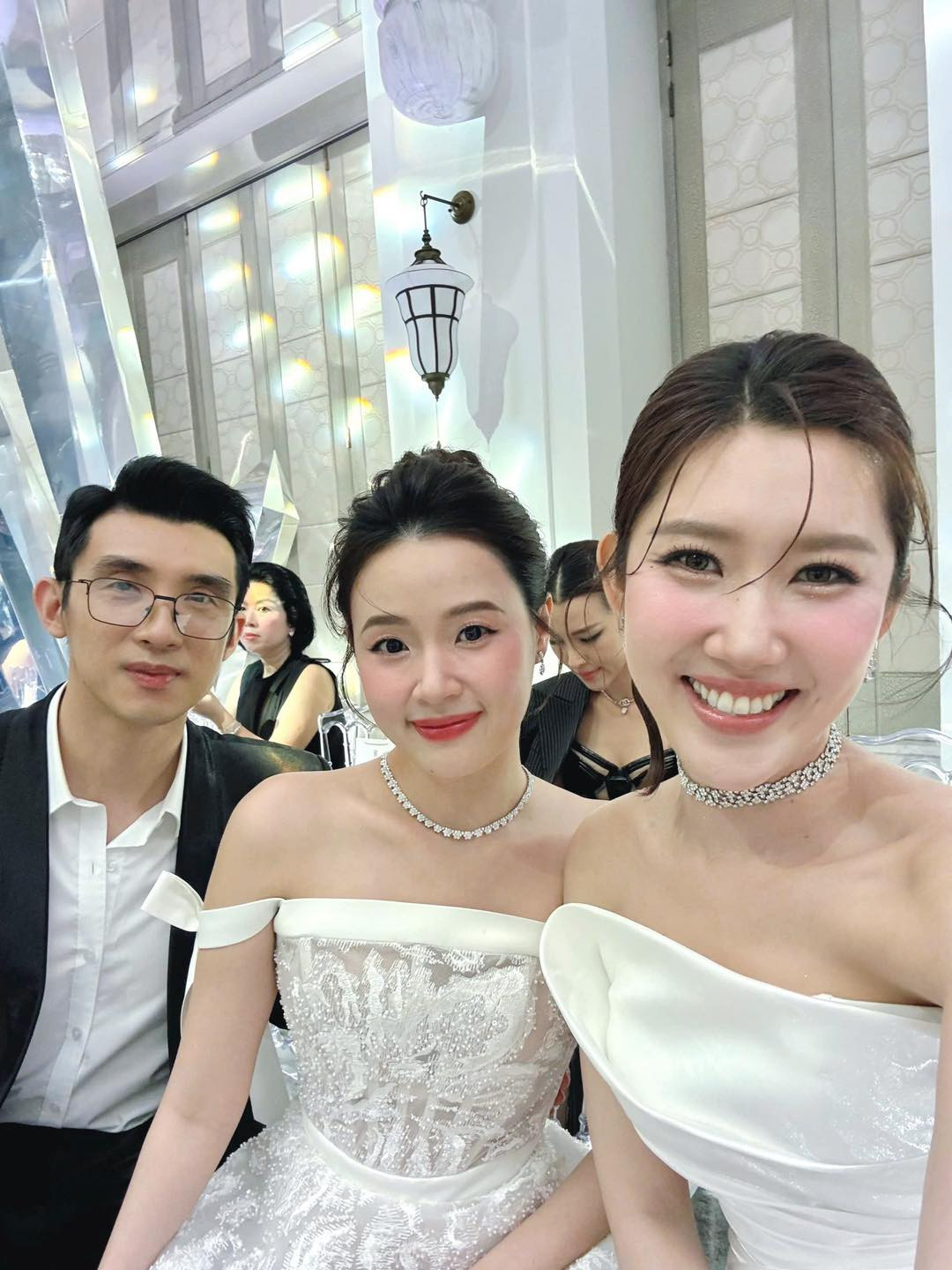 Thúy Ngân khoe ảnh chụp chung với các cặp đôi đình đám. Thúy Ngân khoe ảnh chụp chung với các cặp đôi đình đám.