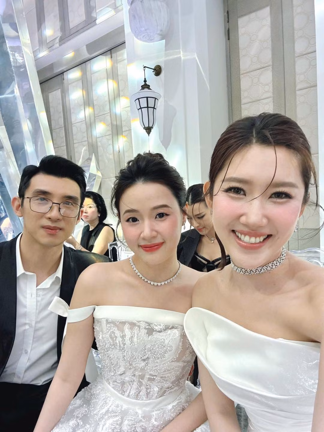 Thúy Ngân khoe ảnh chụp chung với các cặp đôi đình đám. Thúy Ngân khoe ảnh chụp chung với các cặp đôi đình đám.