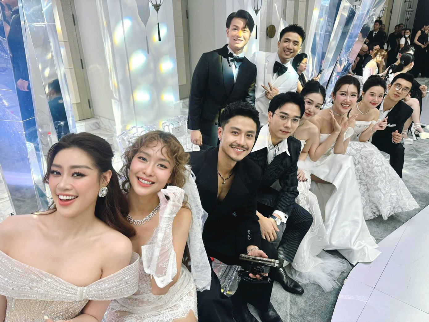 Thanh Sơn - Khả Ngân ngồi chung với nhiều cặp đôi đình đám. Thanh Sơn - Khả Ngân ngồi chung với nhiều cặp đôi đình đám.