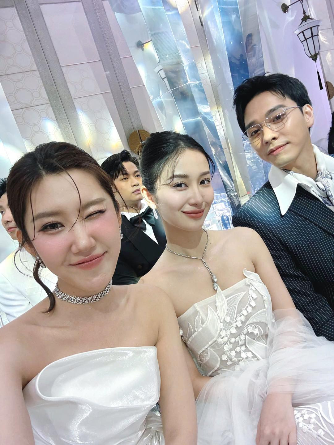 Thúy Ngân khoe ảnh chụp chung với các cặp đôi đình đám. Thúy Ngân khoe ảnh chụp chung với các cặp đôi đình đám.