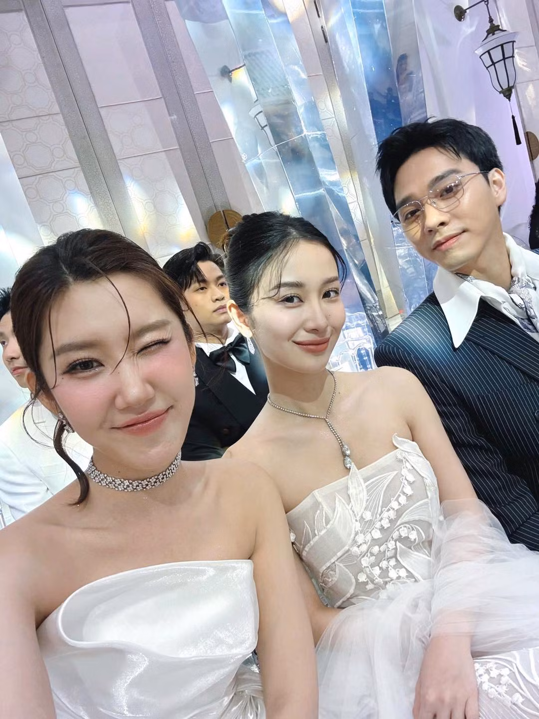 Thúy Ngân khoe ảnh chụp chung với các cặp đôi đình đám. Thúy Ngân khoe ảnh chụp chung với các cặp đôi đình đám.