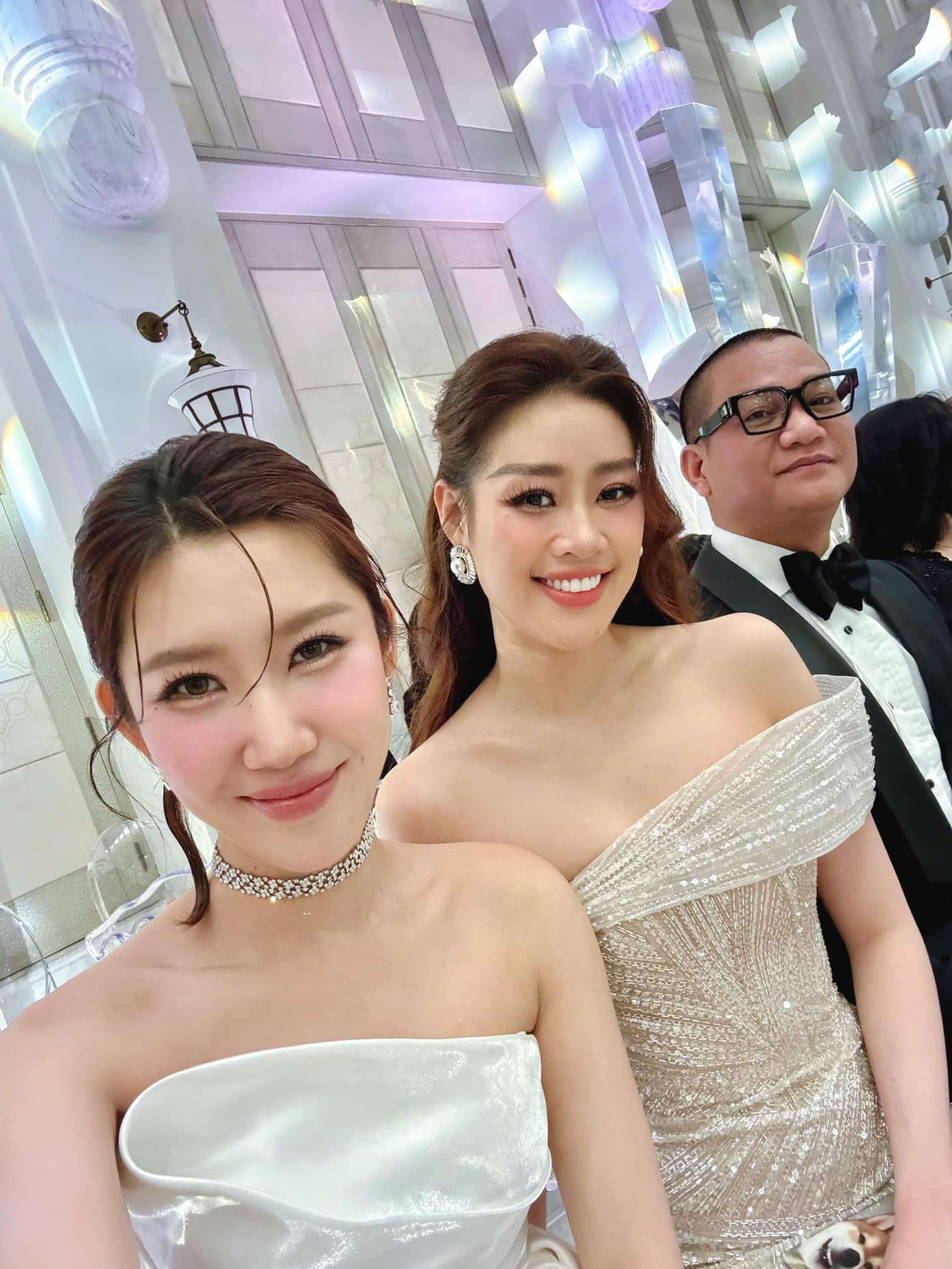 Thúy Ngân khoe ảnh chụp chung với các cặp đôi đình đám. Thúy Ngân khoe ảnh chụp chung với các cặp đôi đình đám.