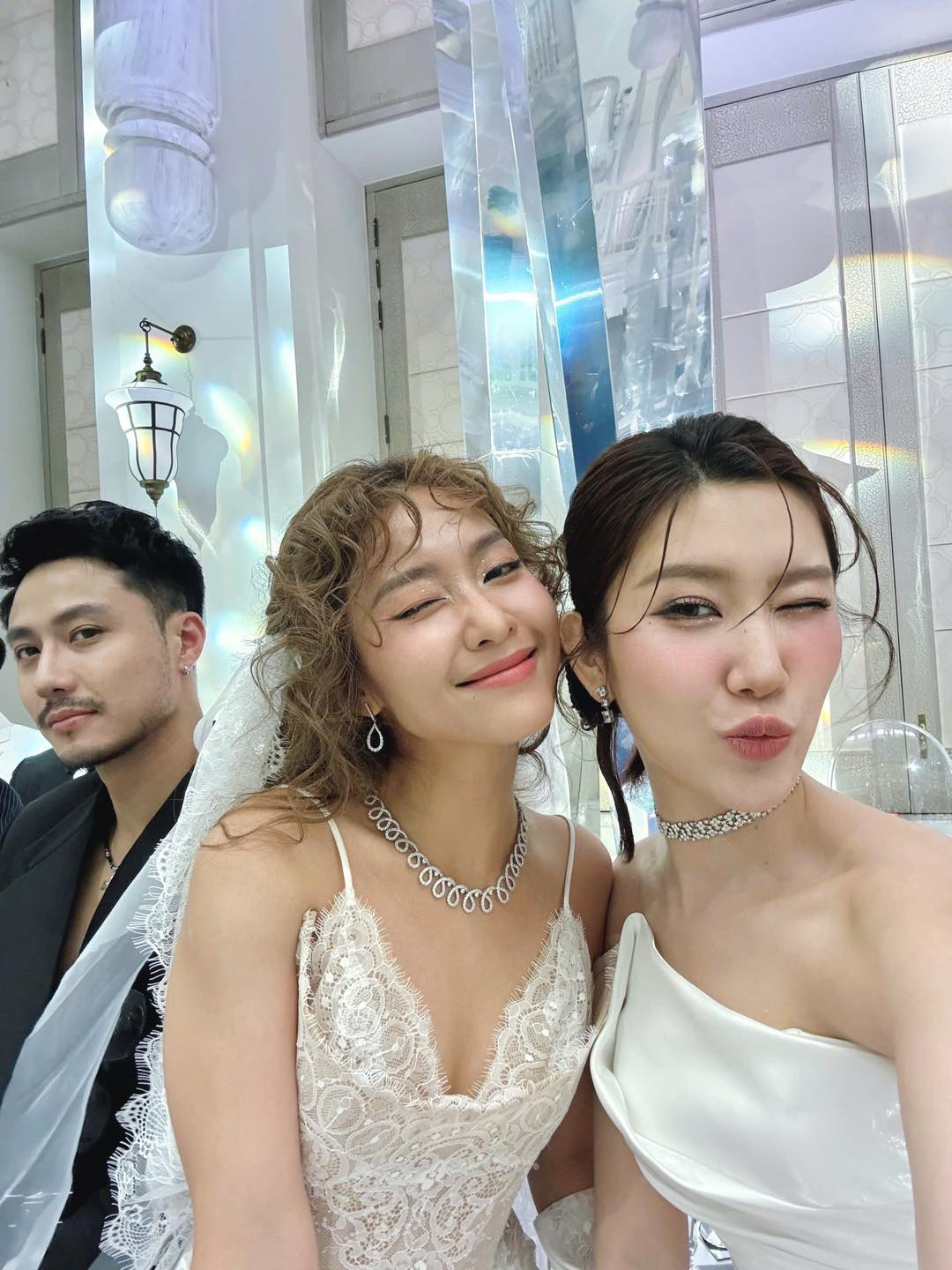 Thúy Ngân khoe ảnh chụp chung với các cặp đôi đình đám. Thúy Ngân khoe ảnh chụp chung với các cặp đôi đình đám.