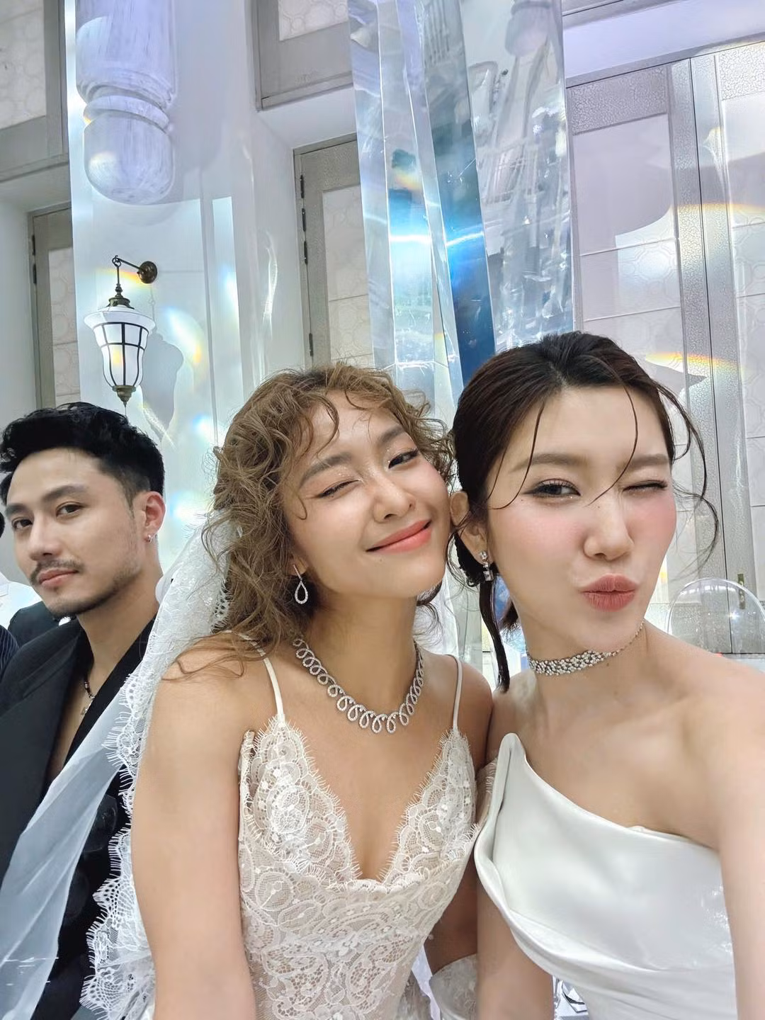 Thúy Ngân khoe ảnh chụp chung với các cặp đôi đình đám. Thúy Ngân khoe ảnh chụp chung với các cặp đôi đình đám.