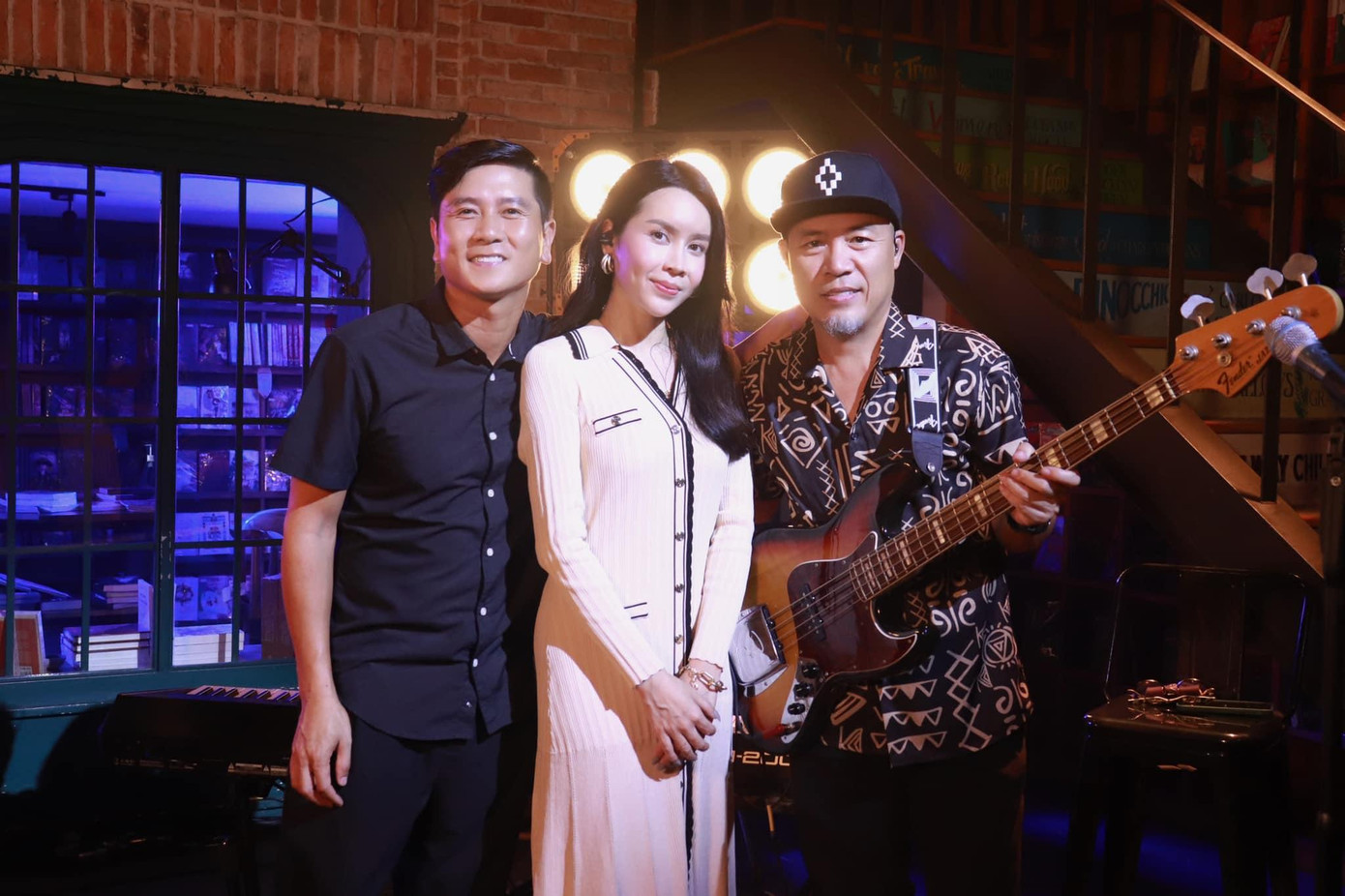 ...nhưng cô vẫn giữ nguyên hình ảnh chụp cùng chồng trên trang cá nhân. ...nhưng cô vẫn giữ nguyên hình ảnh chụp cùng chồng trên trang cá nhân.