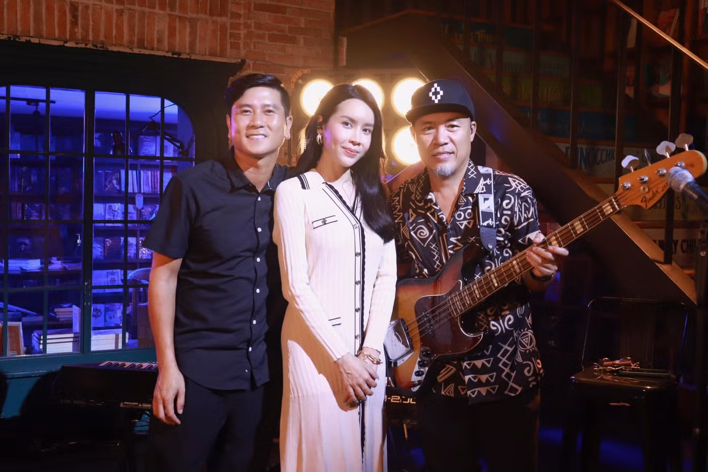 ...nhưng cô vẫn giữ nguyên hình ảnh chụp cùng chồng trên trang cá nhân.