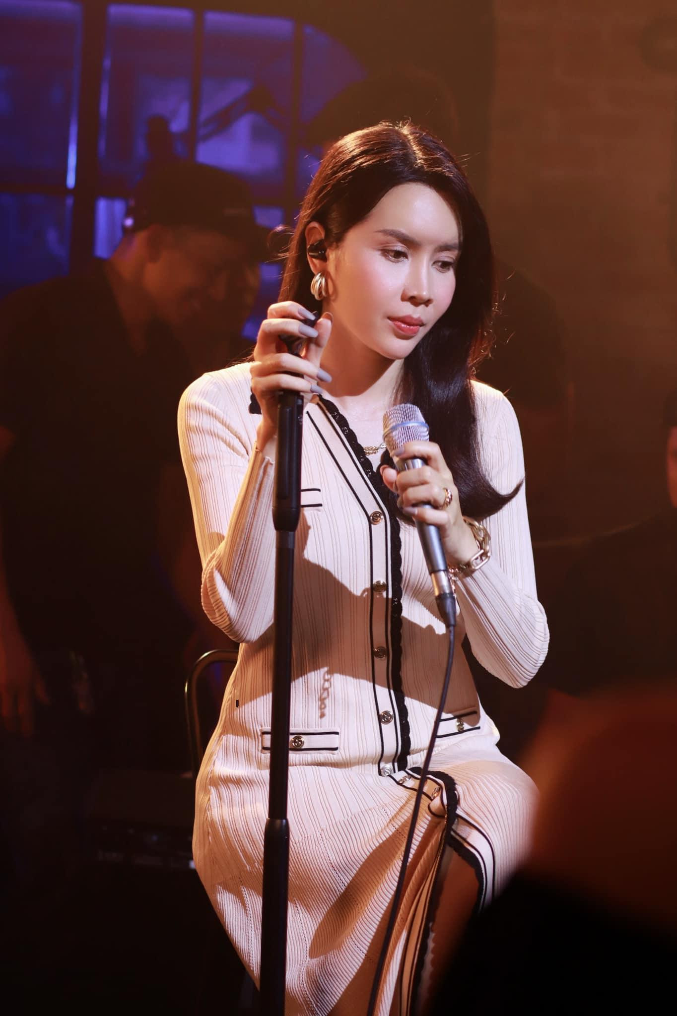 Lưu Hương Giang hiện chỉ khóa chức năng bình luận trên Facebook Lưu Hương Giang hiện chỉ khóa chức năng bình luận trên Facebook