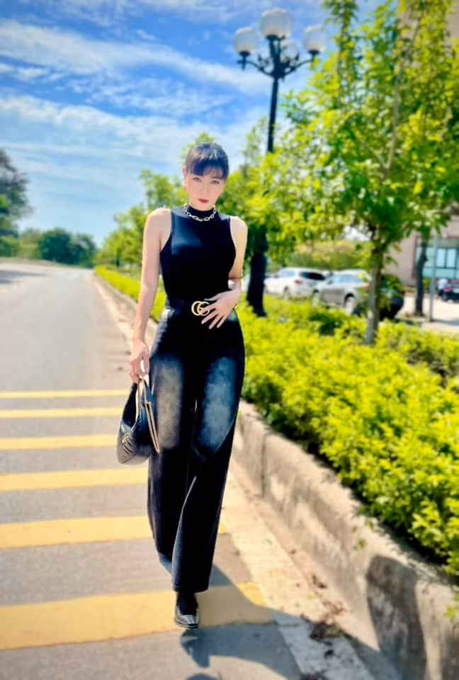 Nhưng ngoài đời, cô rất sành điệu