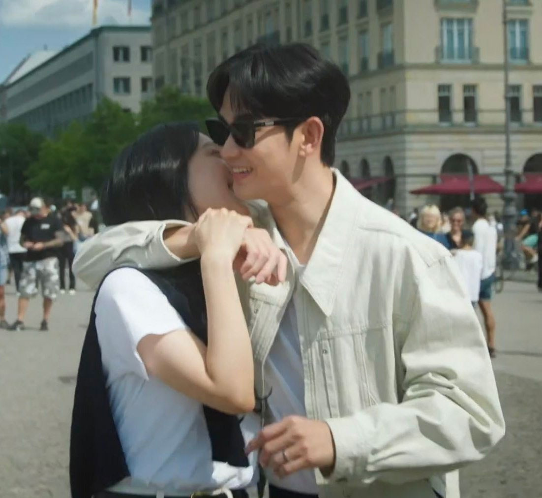 Thực ra đây chỉ là một cảnh trong phim mà thôi! Thực ra đây chỉ là một cảnh trong phim mà thôi!