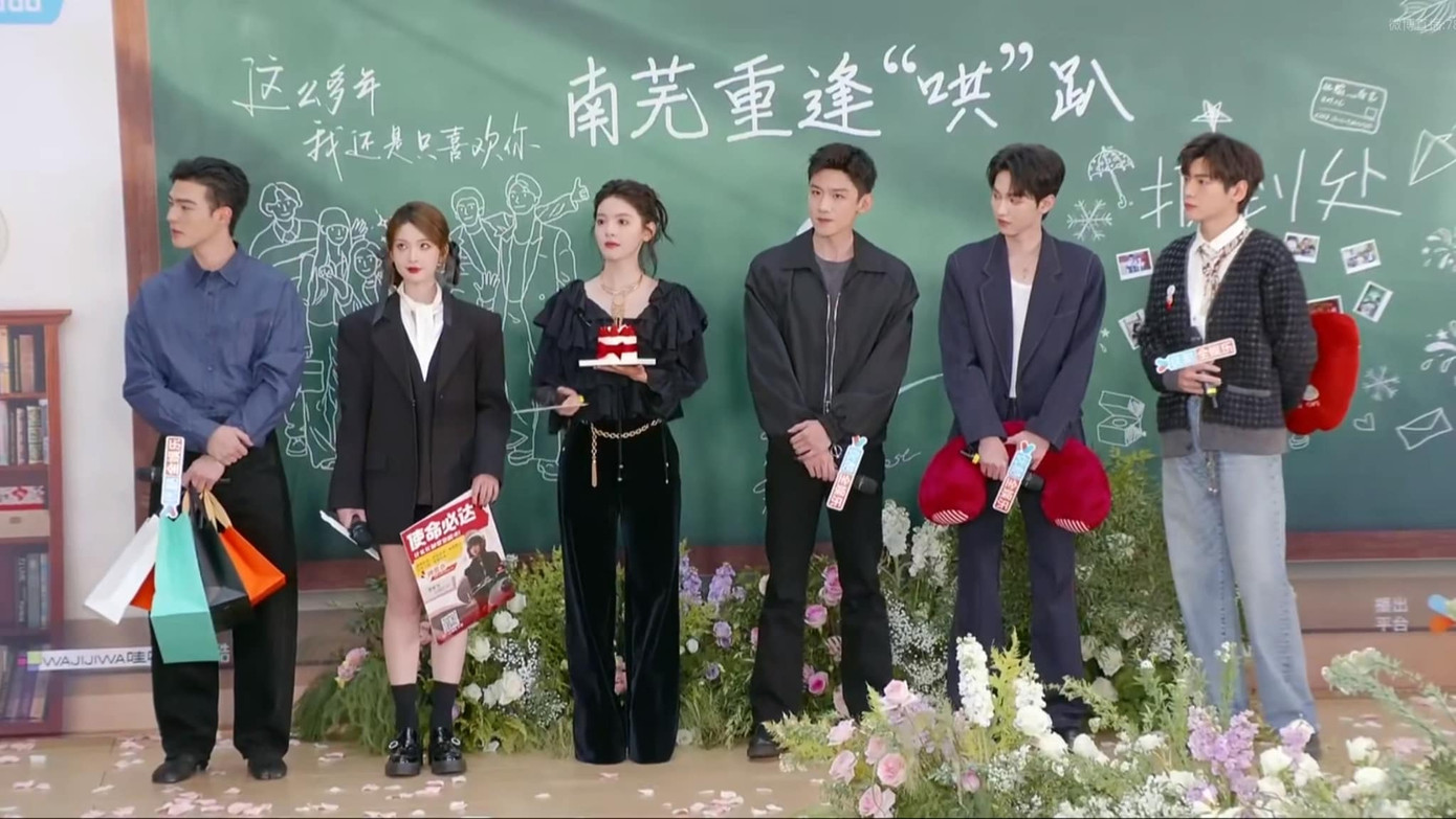 Dàn diễn viênKhó Dỗ Dành đi tuyên truyền phim.