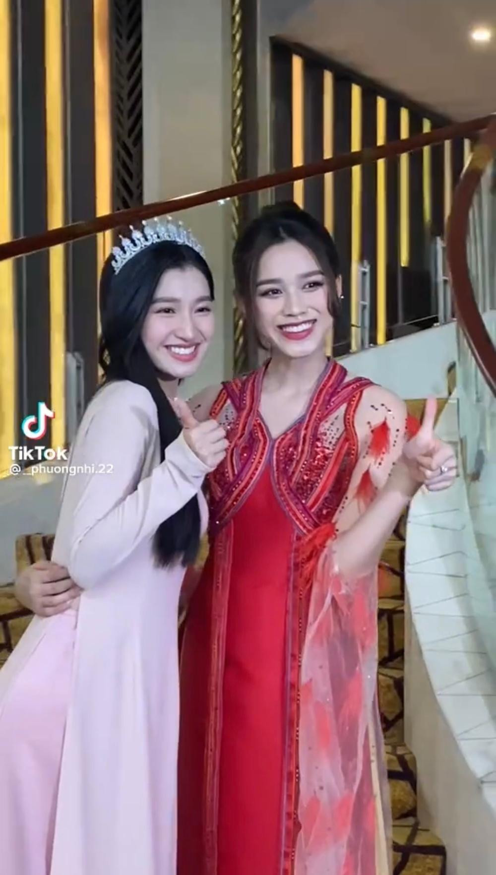 Hoa hậu Đỗ Thị Hà và Á hậu Phương Nhi xinh tươi khi hội ngộ Hoa hậu Đỗ Thị Hà và Á hậu Phương Nhi xinh tươi khi hội ngộ