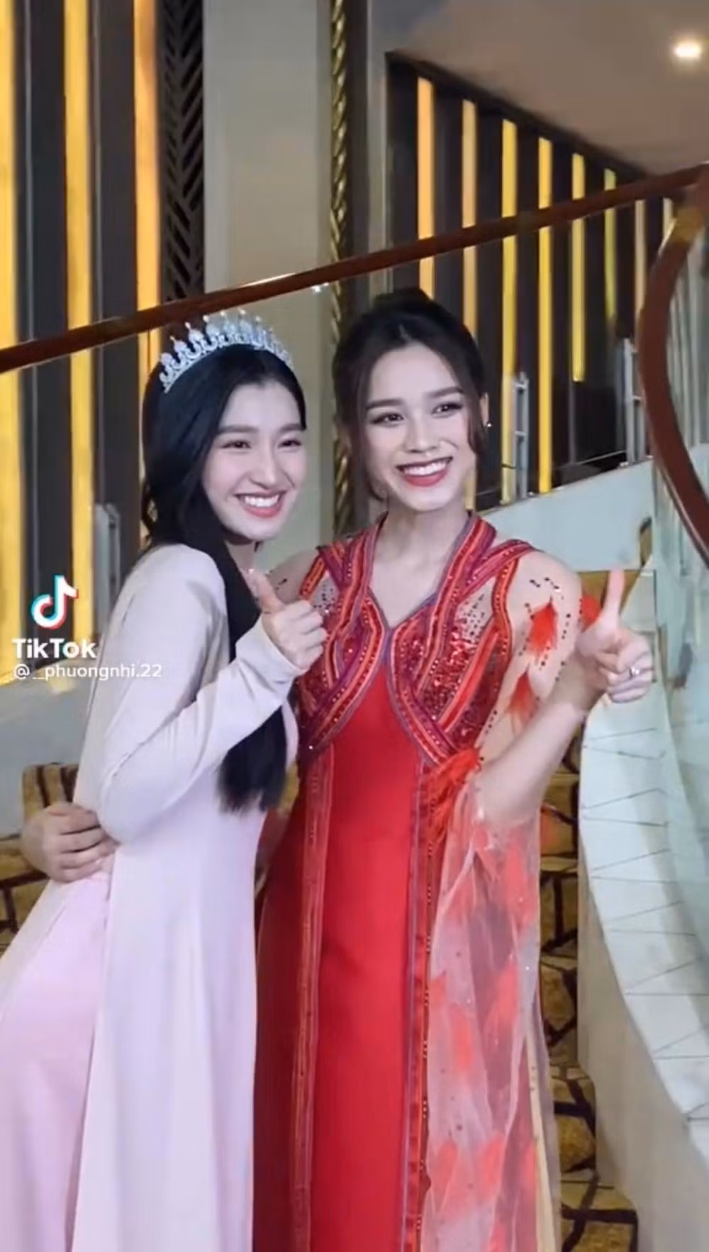 Hoa hậu Đỗ Thị Hà và Á hậu Phương Nhi xinh tươi khi hội ngộ