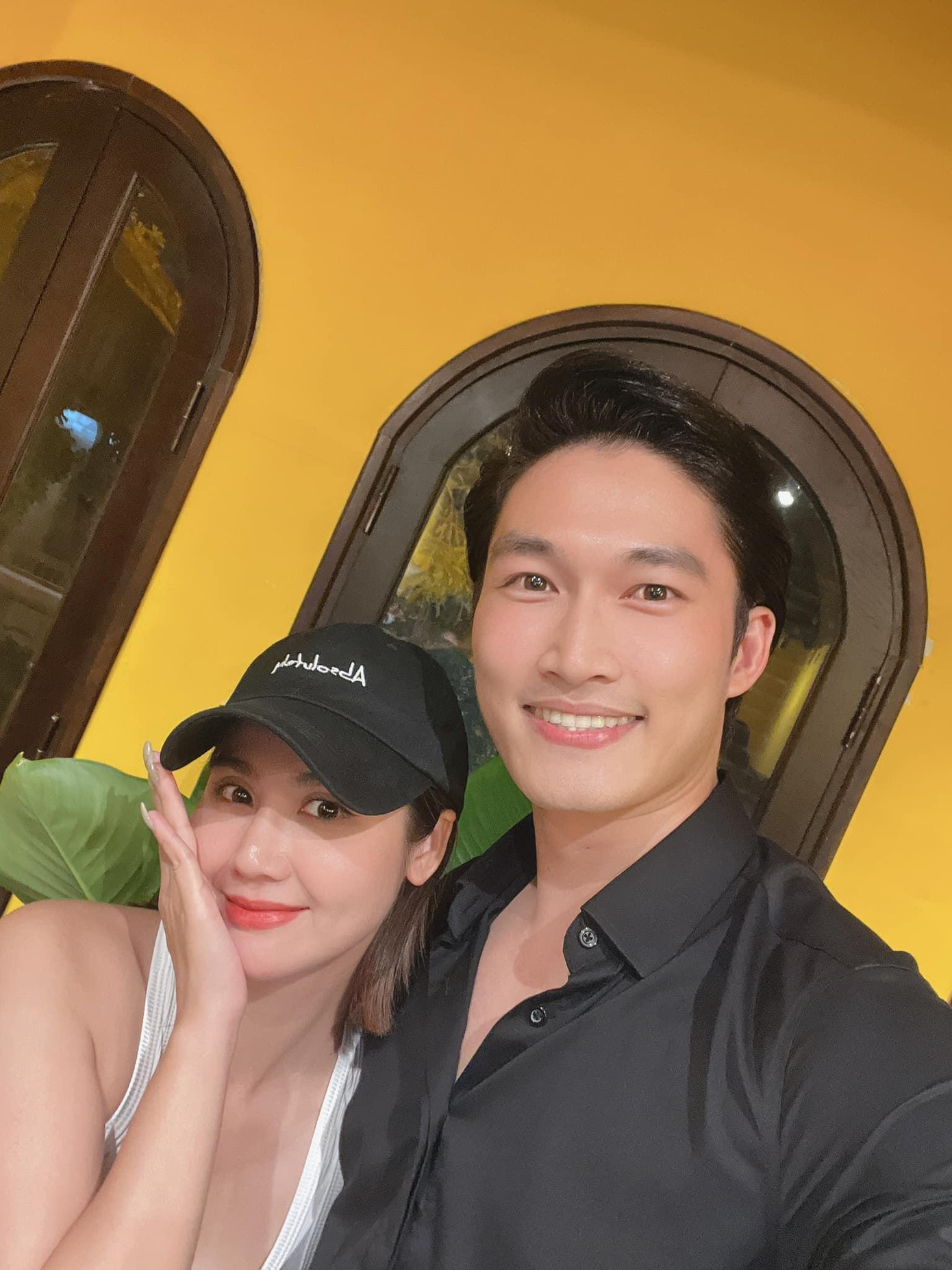 Đình Tú và Huyền Lizzie liên tục vướng tin đồn tình cảm Đình Tú và Huyền Lizzie liên tục vướng tin đồn tình cảm