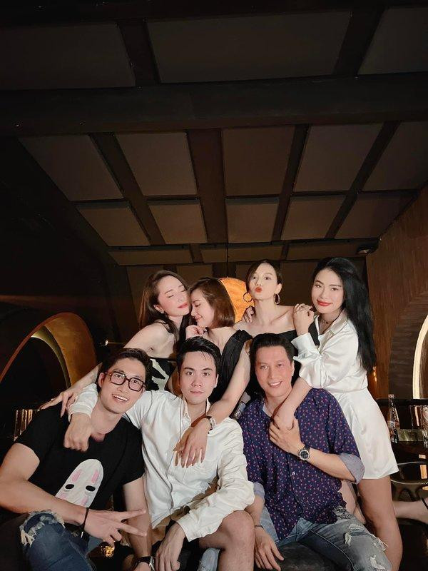 Nam diễn viên cũng dự tiệc sinh nhật bạn diễn Nam diễn viên cũng dự tiệc sinh nhật bạn diễn