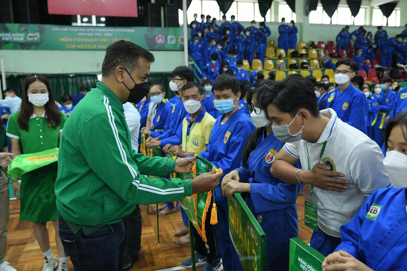 Ông Binu Jacob, Tổng giám đốc Nestlé Việt Nam trao cờ lưu niệm cho các đội tham gia Ông Binu Jacob, Tổng giám đốc Nestlé Việt Nam trao cờ lưu niệm cho các đội tham gia