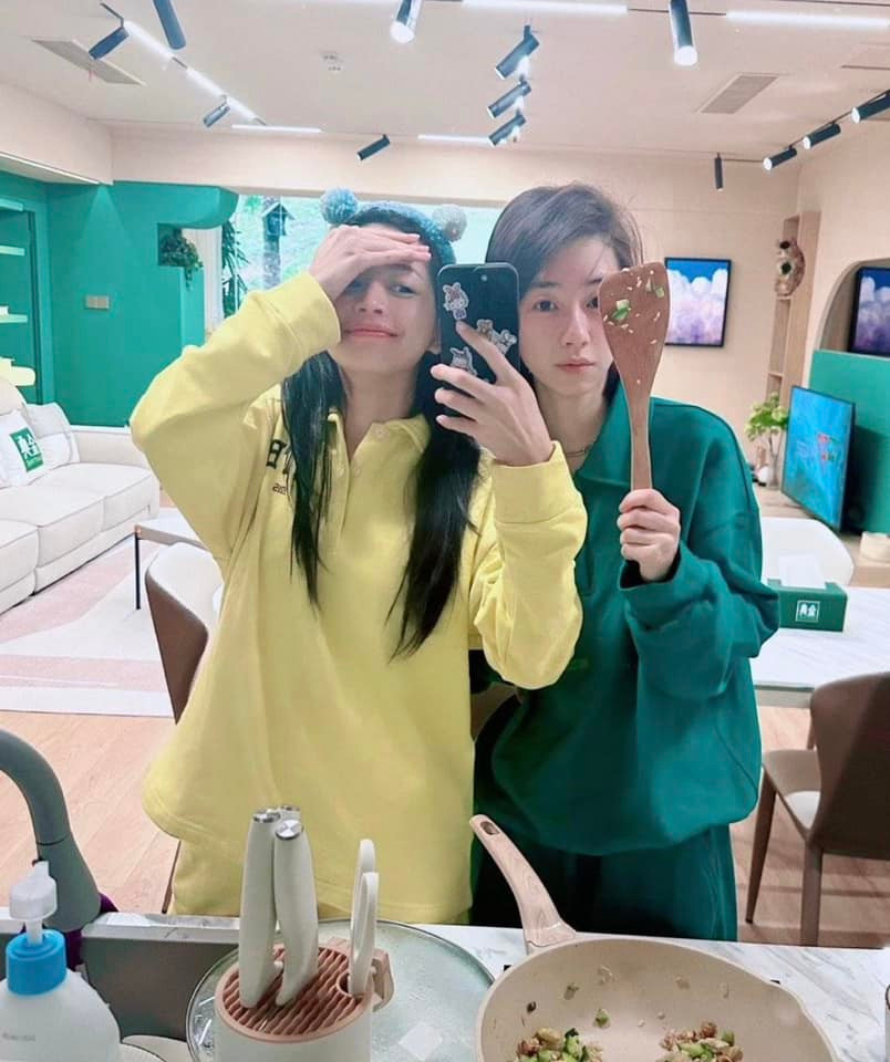 Hai người vẫn thân thiết đến tận bây giờ. Hai người vẫn thân thiết đến tận bây giờ.