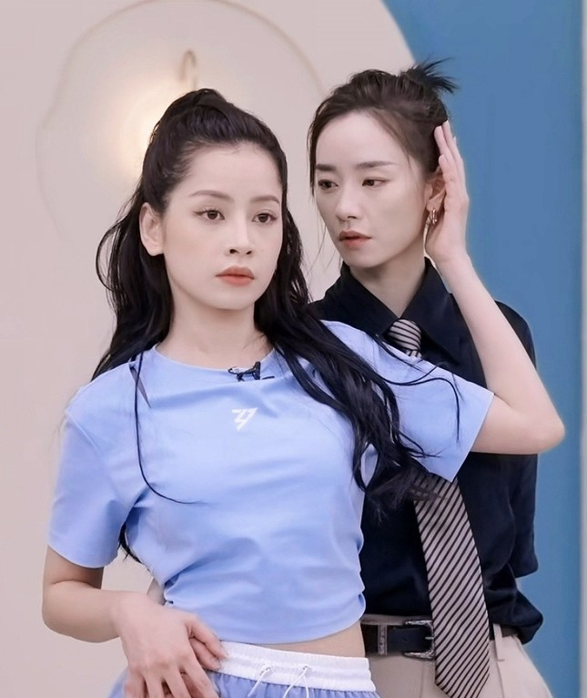 Lưu Nhã Sắt và Chi Pu thân thiết từ khi chung đội Rosemary. Lưu Nhã Sắt và Chi Pu thân thiết từ khi chung đội Rosemary.