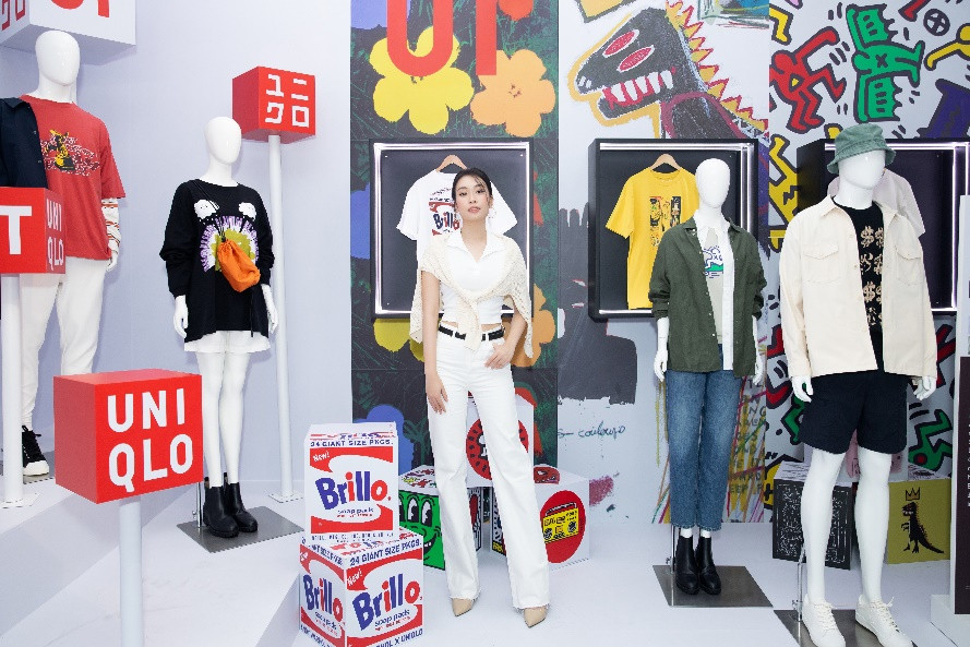 Miss Peace Vietnam - Hoa hậu Ban Mai quan tâm đến các dòng trang phục của UNIQLO.