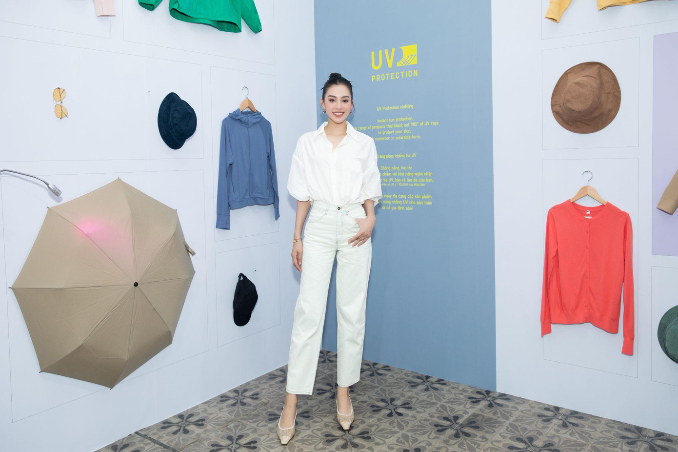 Hoa hậu Tiểu Vy rạng ngời với trang phục đơn giản của UNIQLO.