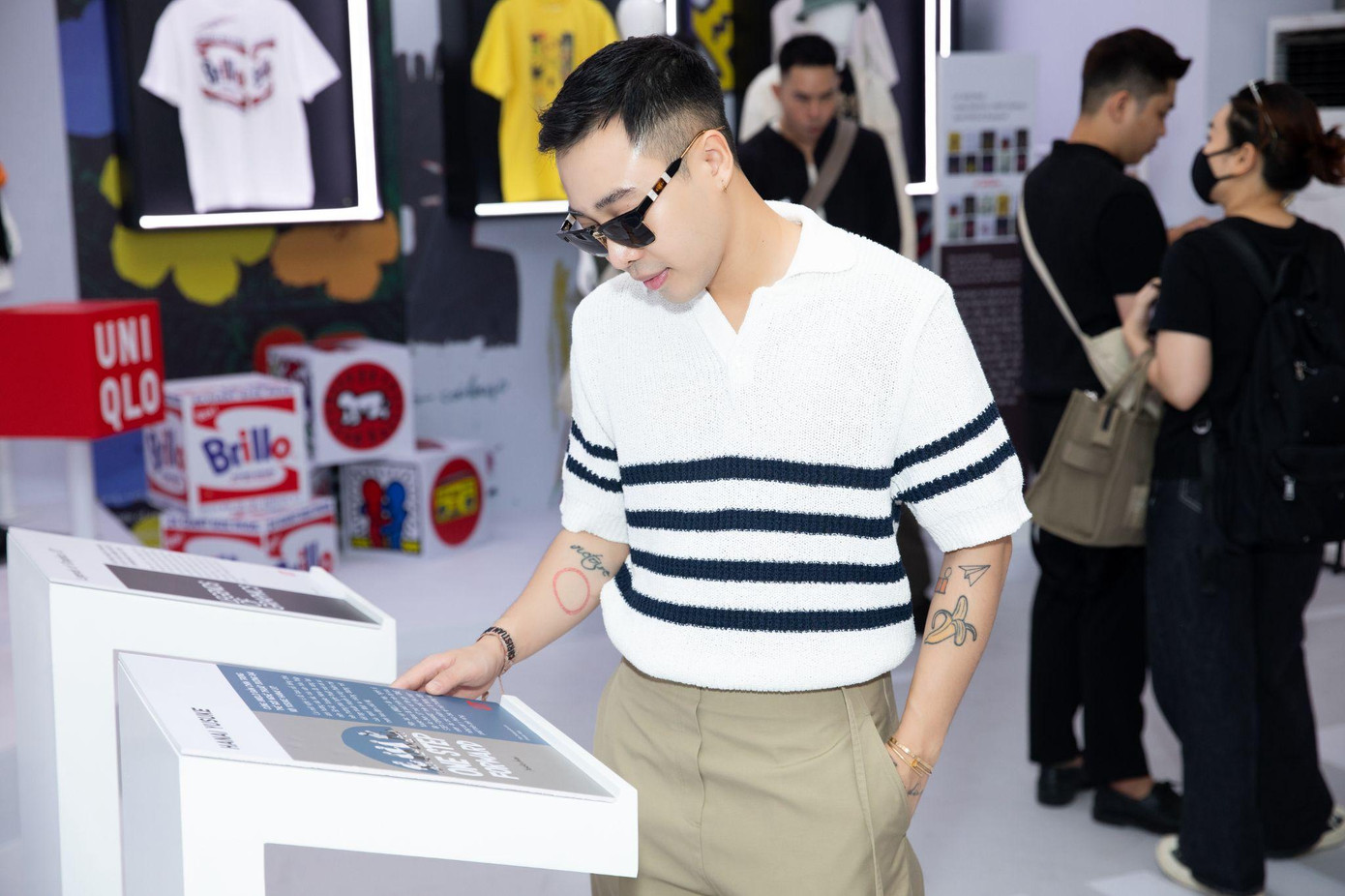 Stylist Hoàng Ku thích thú tìm hiểu về những điểm ấn tượng qua BST mới của UNIQLO.