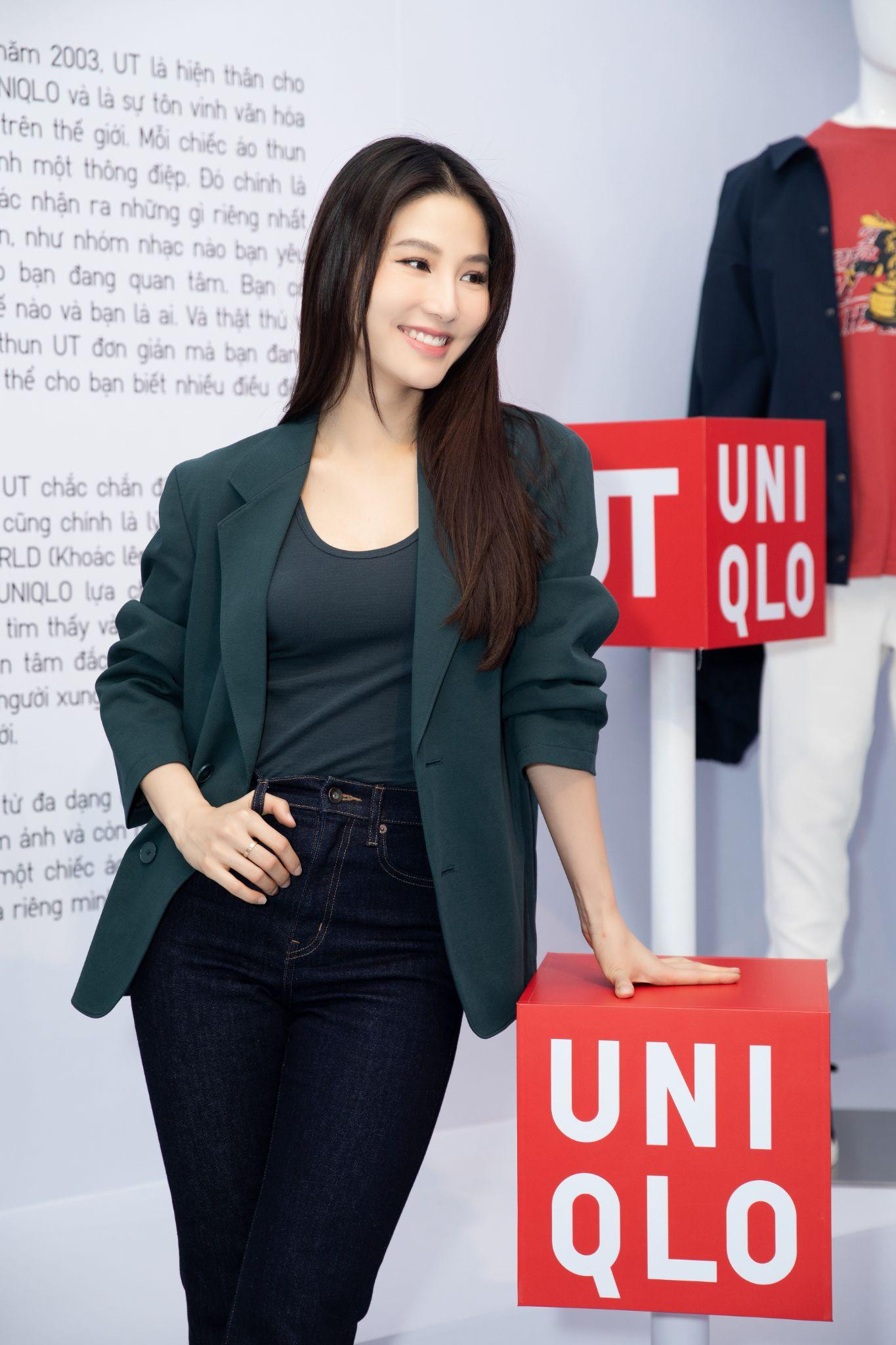 Diễm My 9x thả dáng rạng ngời với không gian triển lãm được thiết kế với ý tưởng những khu phố thân thuộc.