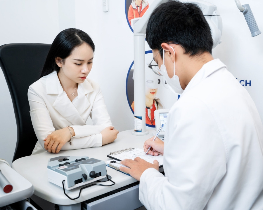 Chi phí cắt kính cận 1.5 độ ở những cửa hàng mắt kính thường miễn phí, nhưng vẫn đảm bảo sự chính xác cho khách hàng