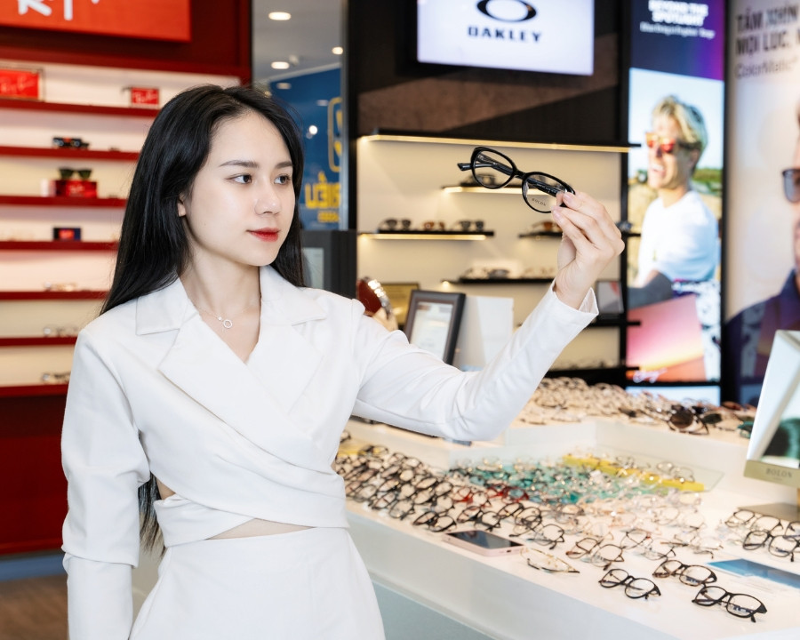 Bạn nên đầu tư vào tròng và gọng kính để mang lại trải nghiệm tối ưu khi dùng