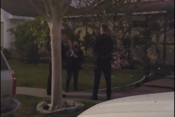 Thúy Nga bị cảnh sát tìm đến nhà vào đêm muộn. Thúy Nga bị cảnh sát tìm đến nhà vào đêm muộn.