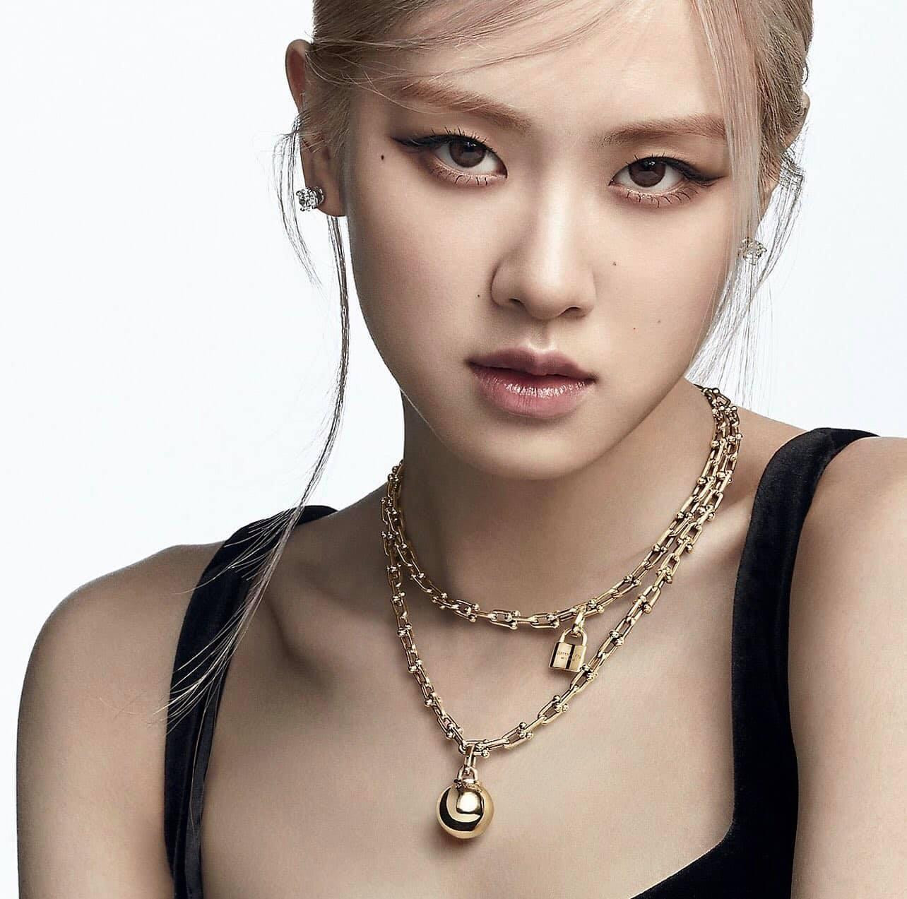 Rosé từng không ít lần bị anti-fan cà khịa vì chức danh đại sứ toàn cầu của mình Rosé từng không ít lần bị anti-fan cà khịa vì chức danh đại sứ toàn cầu của mình