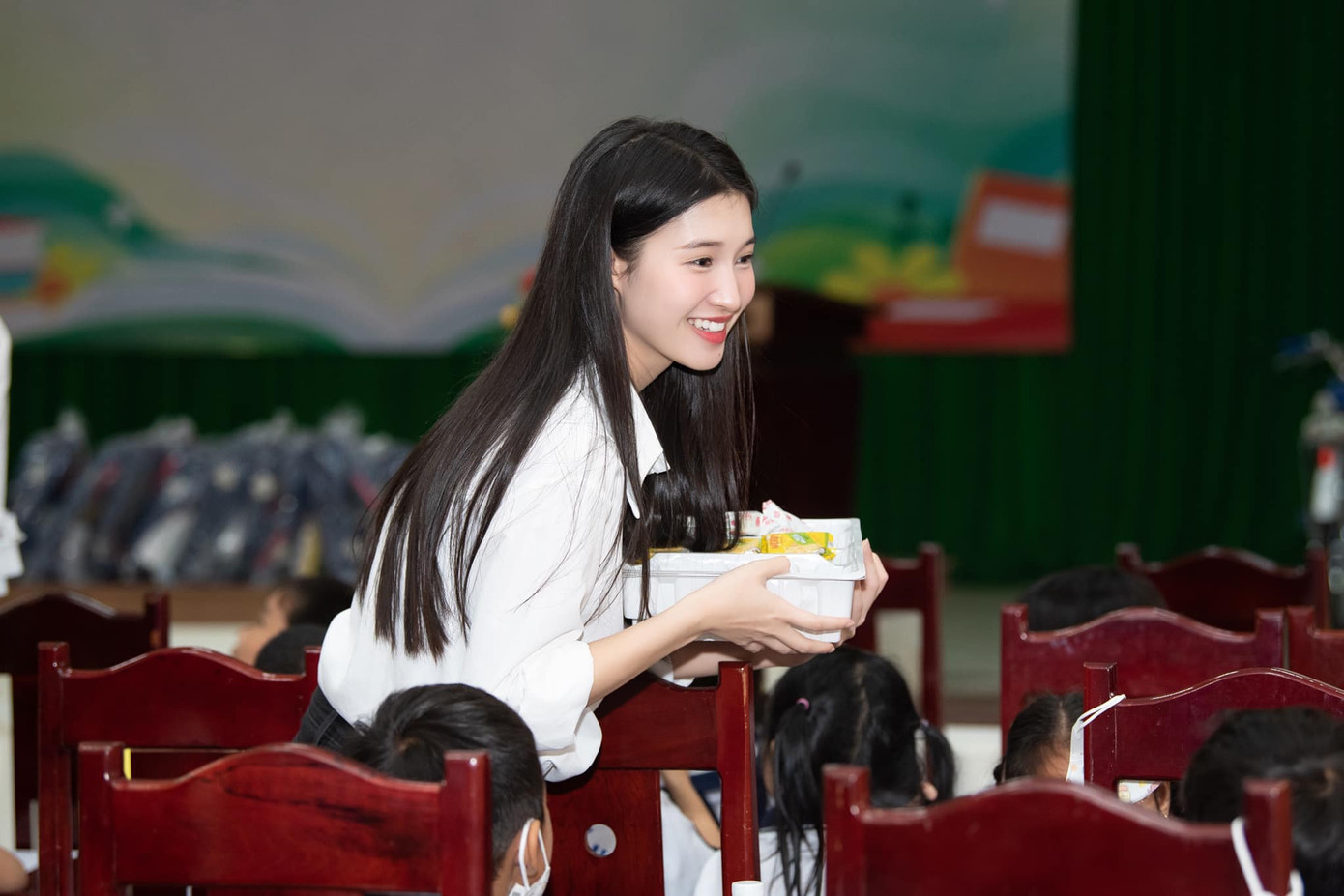 Nàng hậu tích cực với các hoạt động thiện nguyện. Nàng hậu tích cực với các hoạt động thiện nguyện.