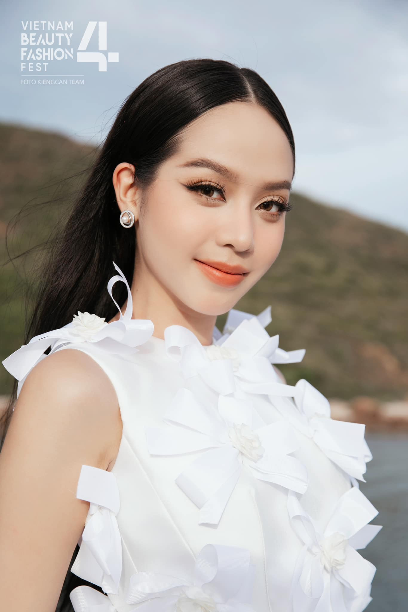 Thanh Thủy được khen ngày càng xinh đẹp. Thanh Thủy được khen ngày càng xinh đẹp.