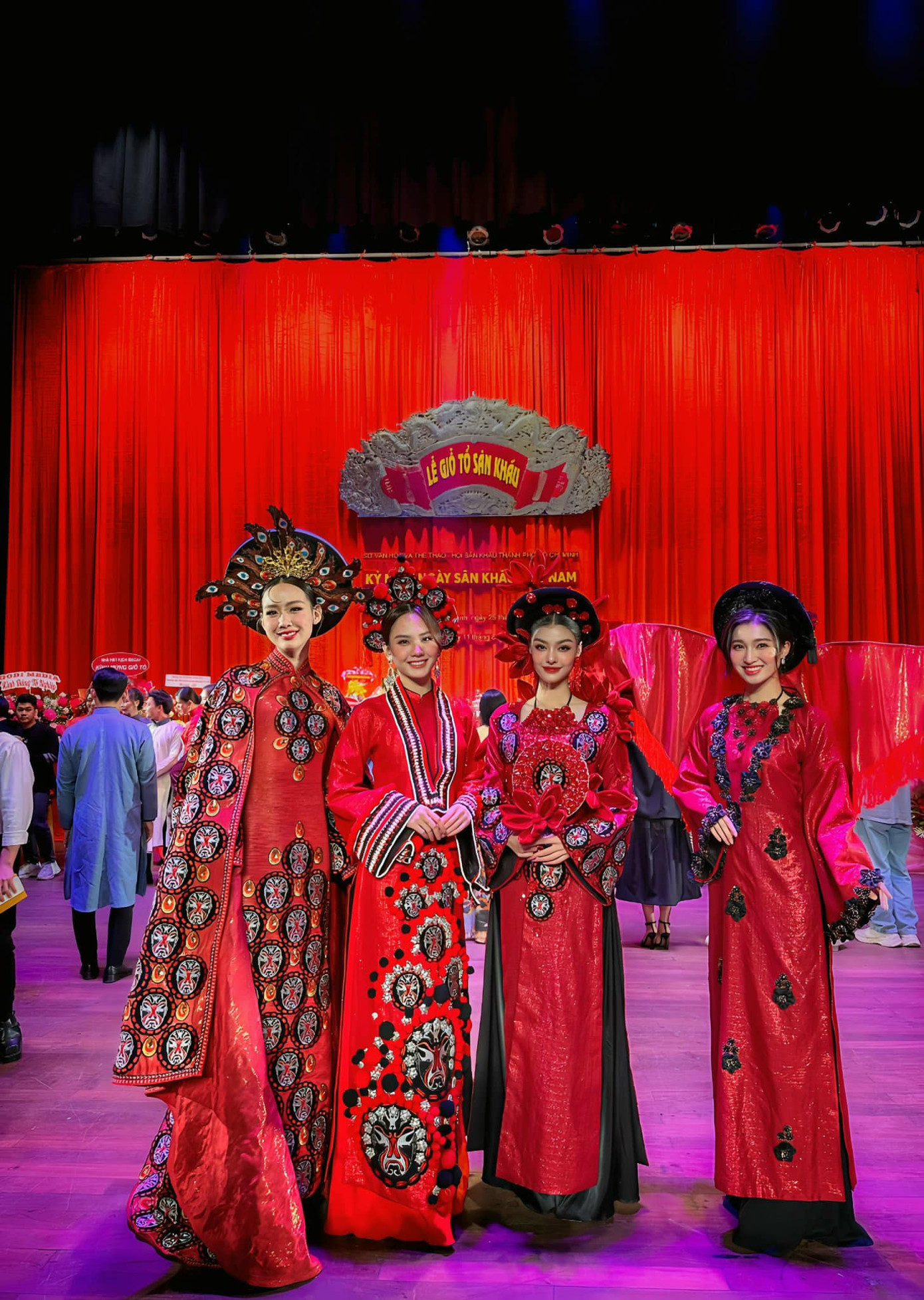 Các nàng hậu mới trình diễn áo dài ở ngày giỗ tổ nghiệp. Các nàng hậu mới trình diễn áo dài ở ngày giỗ tổ nghiệp.