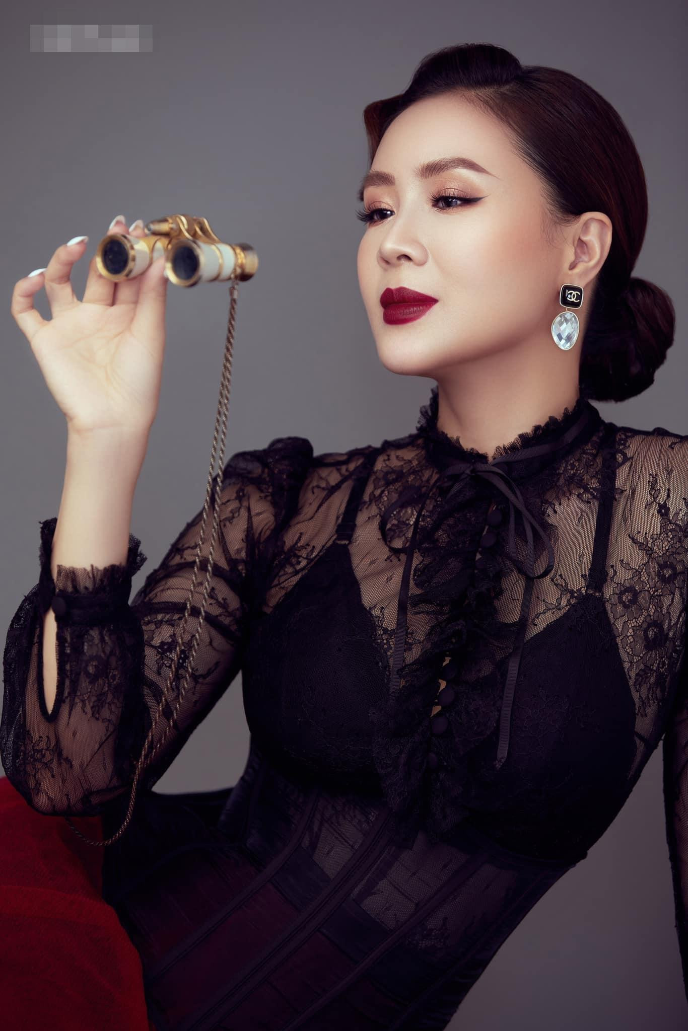 Hồng Diễm khoe hình ảnh mới lạ khiến khán giả thích thú