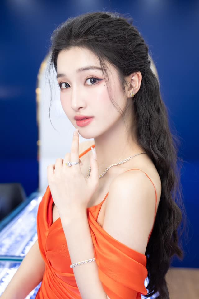 Hãy chờ xem Phương Nhi sẽ kịp thời thay đổi như thế nào khi bước vào cuộc thi. Hãy chờ xem Phương Nhi sẽ kịp thời thay đổi như thế nào khi bước vào cuộc thi.