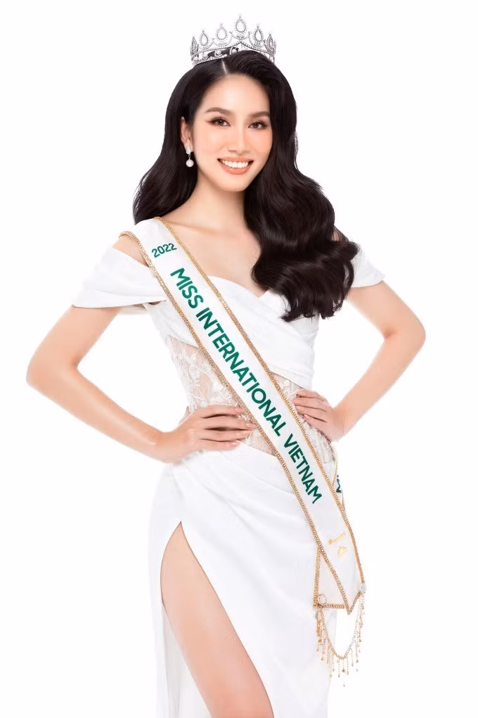 Netizen cho rằng đàn chị Phương Anh khoe thành tích ấn tượng hơn.