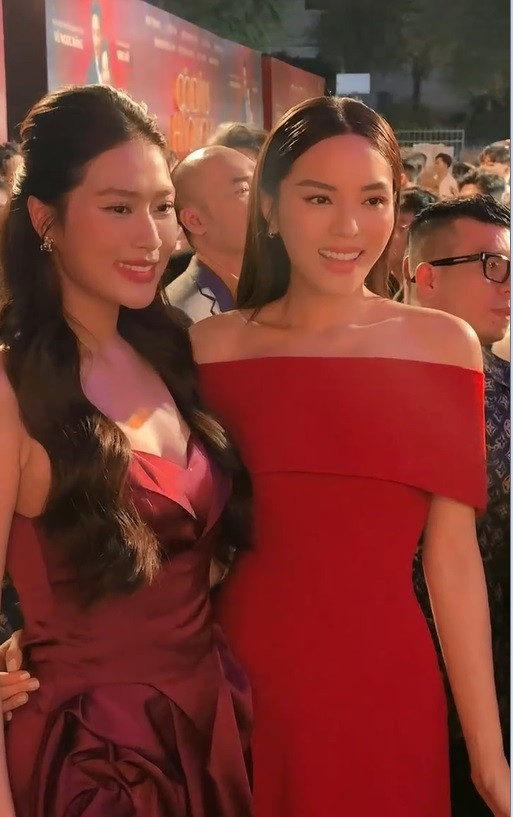 Hoa hậu Kỳ Duyên đi cùng Thiên Ân nhưng chỉ có Kỳ Duyên được mời lên chụp ảnh. Hoa hậu Kỳ Duyên đi cùng Thiên Ân nhưng chỉ có Kỳ Duyên được mời lên chụp ảnh.