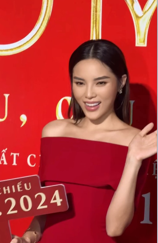 Hoa hậu Kỳ Duyên đi cùng Thiên Ân nhưng chỉ có Kỳ Duyên được mời lên chụp ảnh. Hoa hậu Kỳ Duyên đi cùng Thiên Ân nhưng chỉ có Kỳ Duyên được mời lên chụp ảnh.