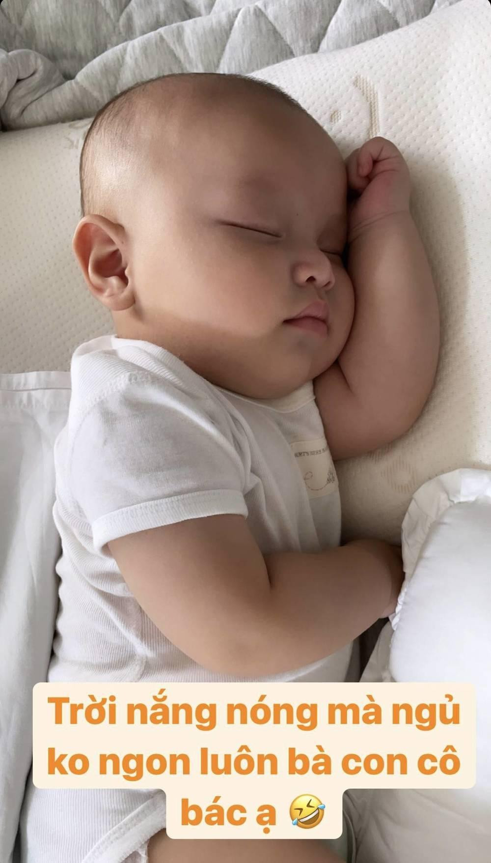 Nhiều mẹ khuyên nên để con nằm nghiêng sẽ an toàn hơn Nhiều mẹ khuyên nên để con nằm nghiêng sẽ an toàn hơn