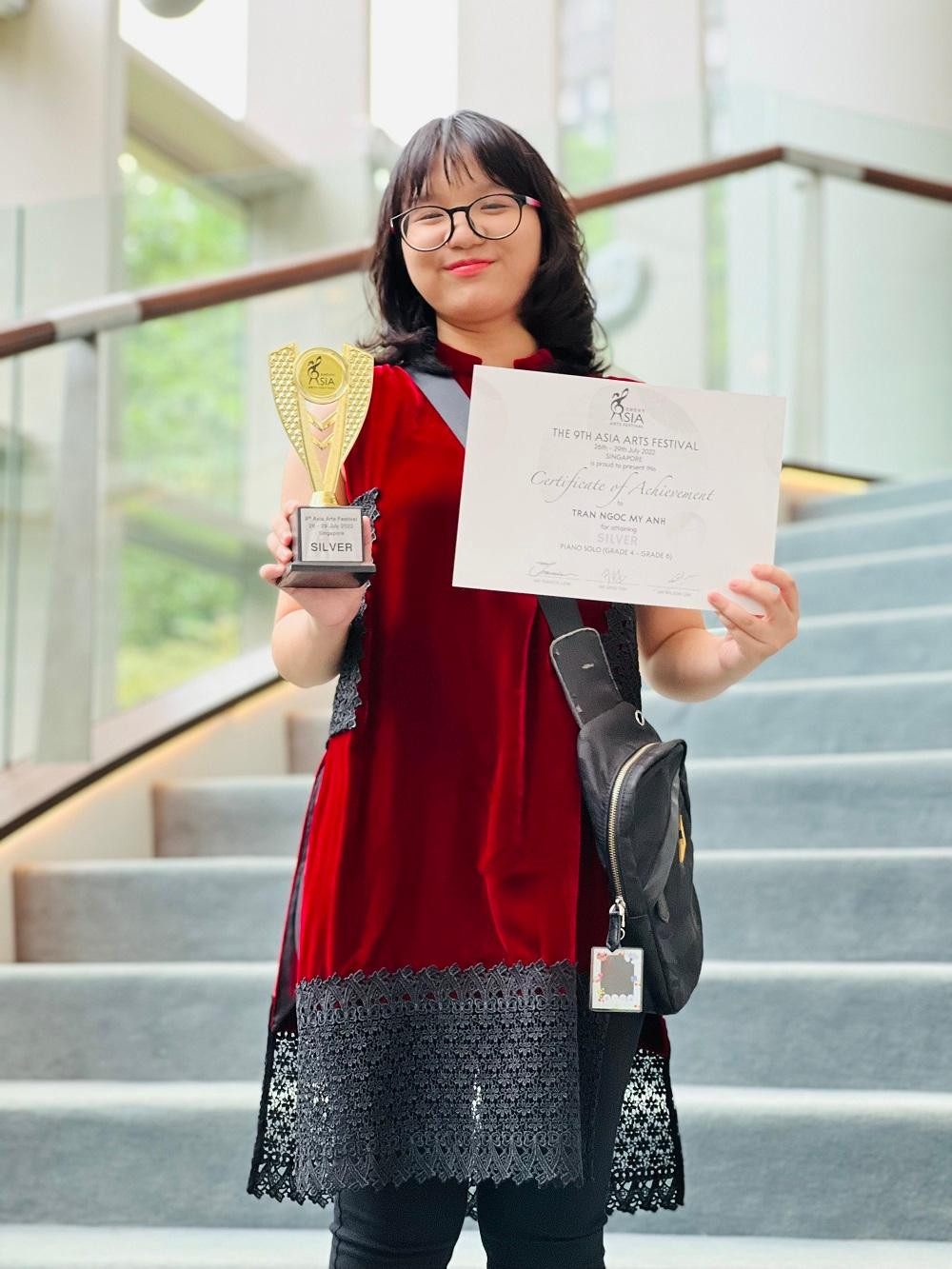 Cô bạn từng giành nhiều giải thưởng ngoại ngữ.