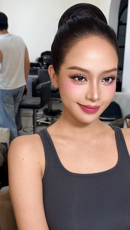 Ai cũng bất ngờ với kỹ năng tự trang điểm của Thanh Thủy. Ai cũng bất ngờ với kỹ năng tự trang điểm của Thanh Thủy.