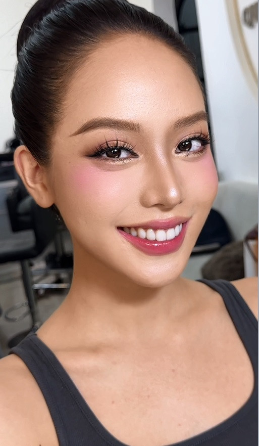 Ai cũng bất ngờ với kỹ năng tự trang điểm của Thanh Thủy. Ai cũng bất ngờ với kỹ năng tự trang điểm của Thanh Thủy.