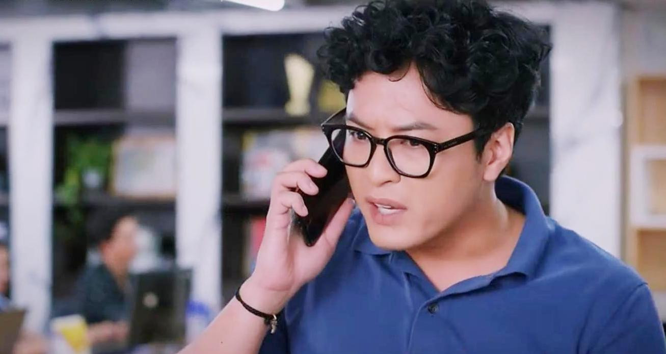 Đức "xoăn" vốn chỉ thích mặc áo thun polo từ đầu phim đến giờ. Đức "xoăn" vốn chỉ thích mặc áo thun polo từ đầu phim đến giờ.