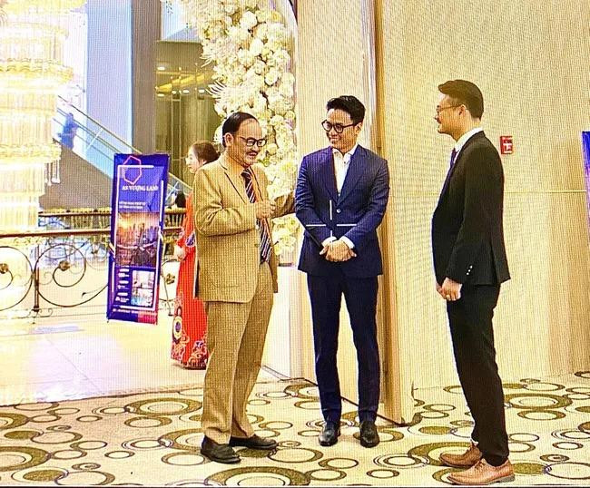 Những hình ảnh này đã bị cắt khỏi phim. Những hình ảnh này đã bị cắt khỏi phim.