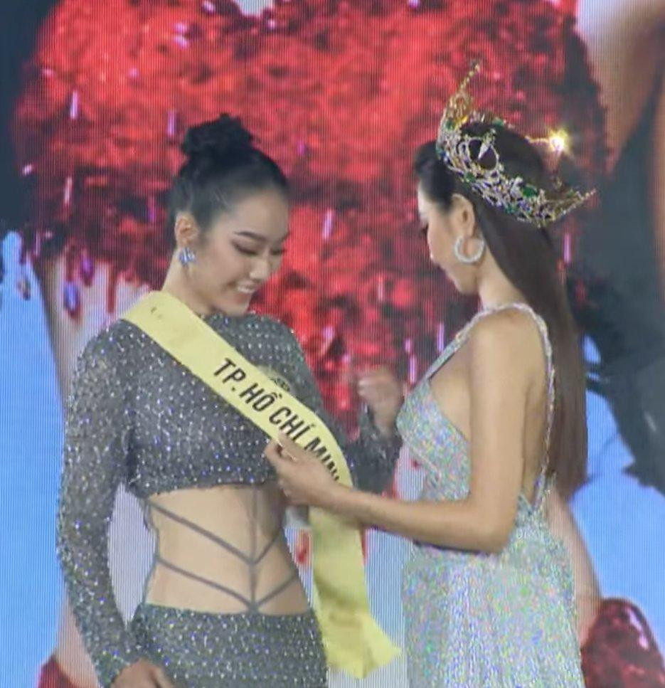 Thùy Tiên ân cần trao sash cho Hồng Tuyết. Thùy Tiên ân cần trao sash cho Hồng Tuyết.