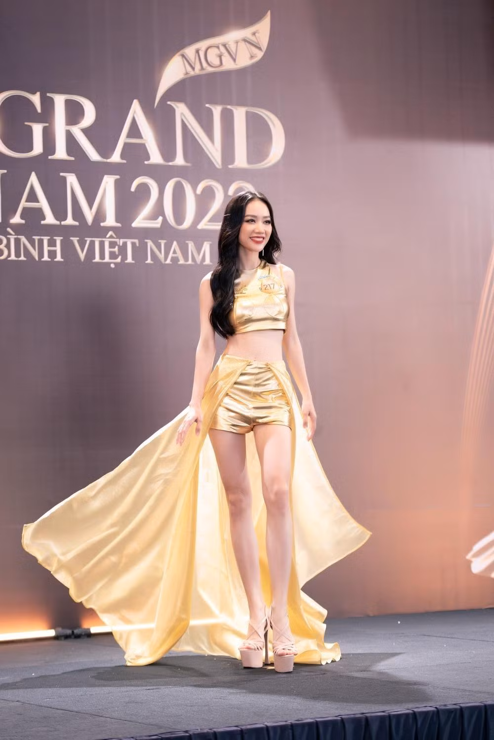 Giờ đây, hai cô gái đã có vị trí hoàn toàn khác biệt trong một cuộc thi nhan sắc.