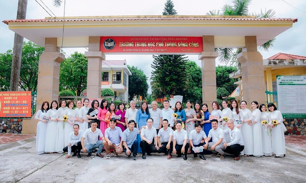 Tập thể lớp 12C4 cùng các thầy cô chụp ảnh trước cổng trường PTTH Sông Công, Thành phố Sông Công, Thái Nguyên, sáng 6/8.