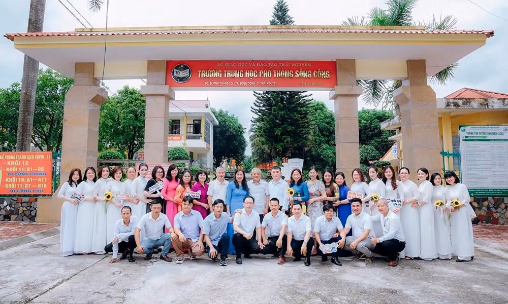Tập thể lớp 12C4 cùng các thầy cô chụp ảnh trước cổng trường PTTH Sông Công, Thành phố Sông Công, Thái Nguyên, sáng 6/8.