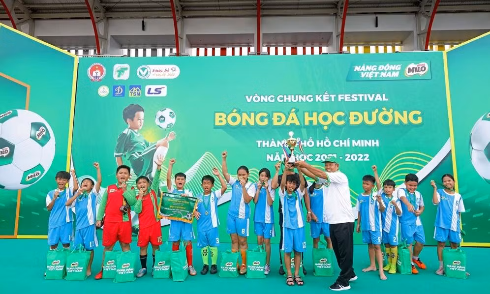 Niềm vui vô địch của đội bóng đến từ trường Tiểu học Nguyễn Minh Quang (Thủ Đức) tại nội dung thi đấu hỗn hợp nam nữ lớp 5