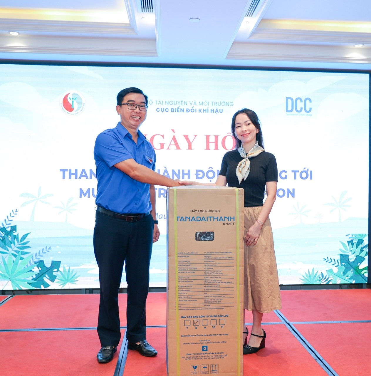 TS Mai Kim Liên, đại diện Cục Biến đổi khí hậu đã trao tặng các thiết bị năng lượng và thiết bị vệ sinh môi trường tới đại diện Tỉnh Đoàn Cà Mau.